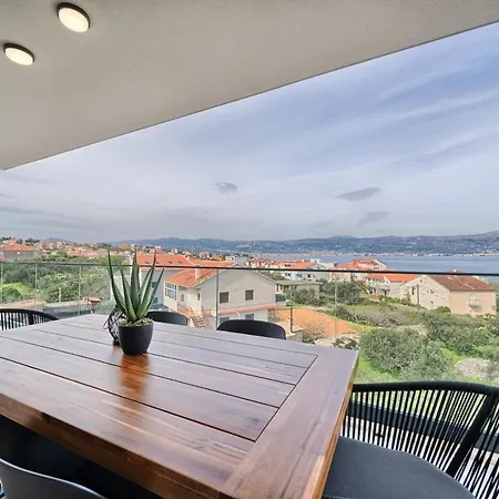 Aqualis Vista - Where Comfort Meets Stunning Scenery Lägenhet Slatine