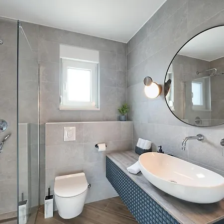 Aqualis Vista - Where Comfort Meets Stunning Scenery Lägenhet
