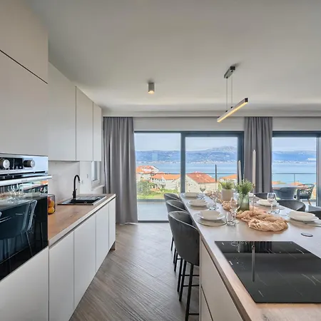 Aqualis Vista - Where Comfort Meets Stunning Scenery Lägenhet